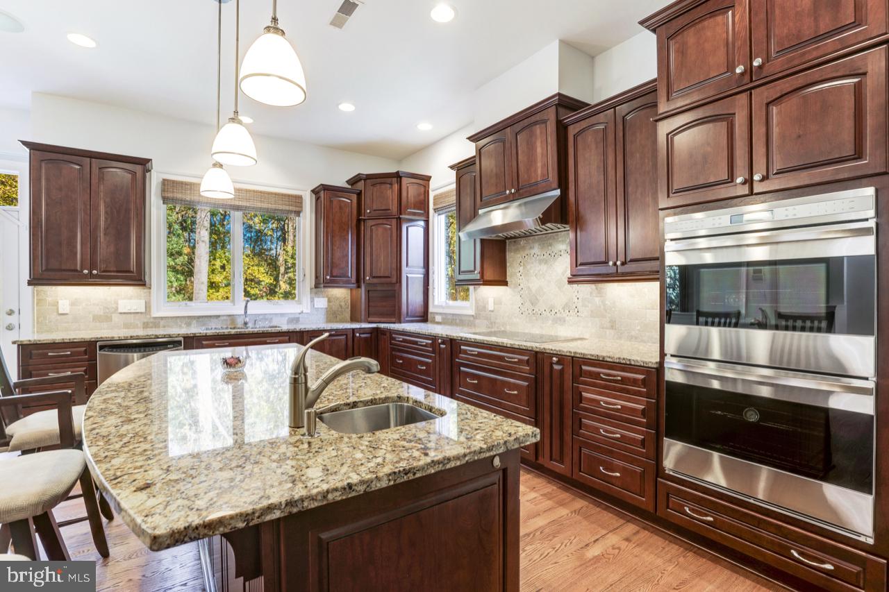 9600 Thistle Ridge Lane Vienna, VA 22182 - Photo 17 of 69 Kitchen Details - Granite Countertops