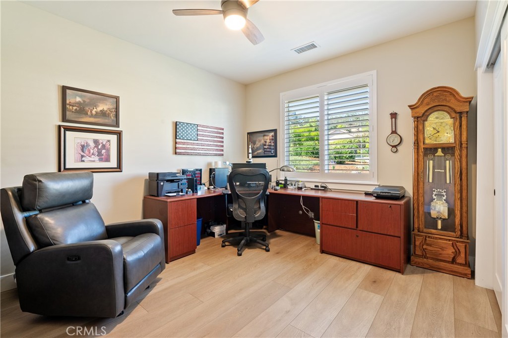 8550 El Corte Road Atascadero, CA 93422 - Photo 37 of 72 a livingroom with workspace and a window