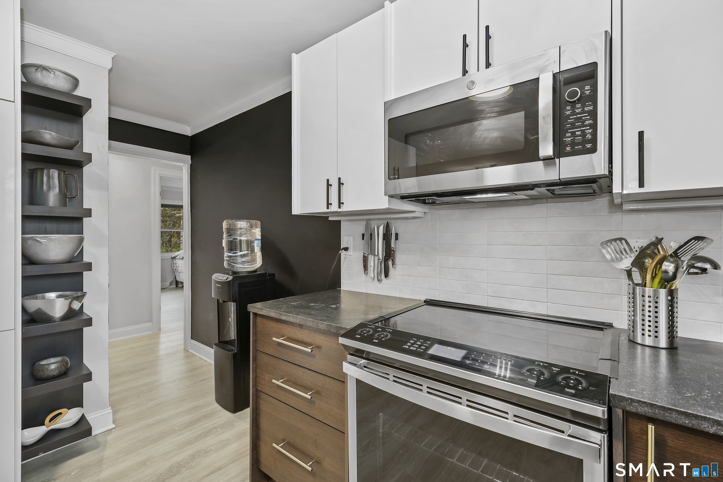28 Kingston Road Trumbull, CT 06611 - Photo 19 of 38 Induction stove/oven and convection microwave