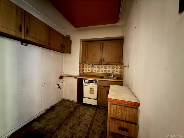 $185,000 | 58-03 Calloway Street, Unit 3EE | South Corona