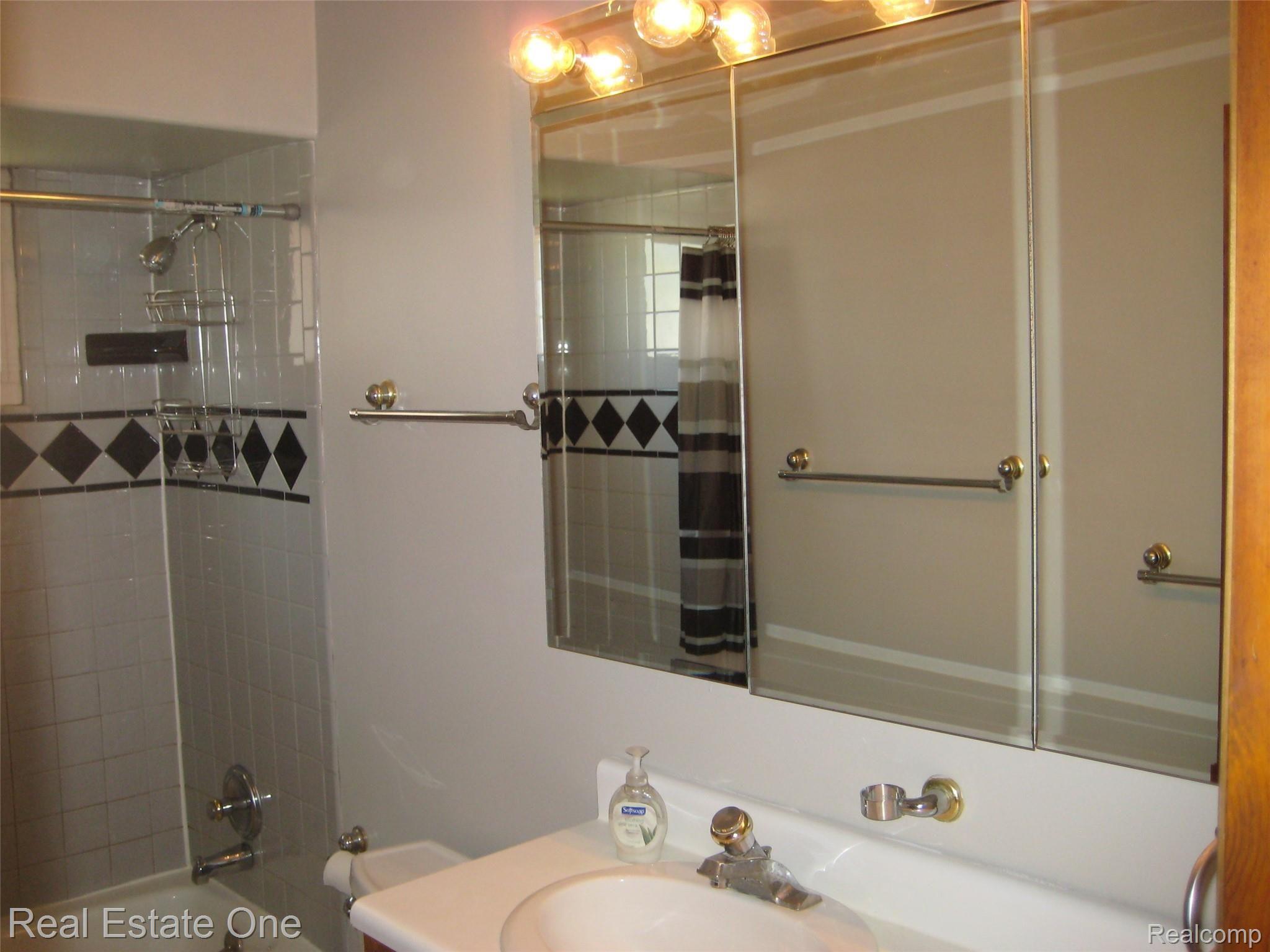 18641 Reed Street Melvindale, MI 48122 - Photo 11 of 20 IMG_3148.JPG