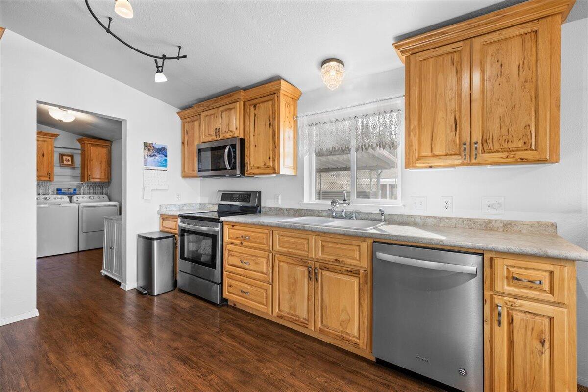 3955 South Stage Road, Unit 102 Medford, OR 97501 - Photo 6 of 32 08-CI_9229