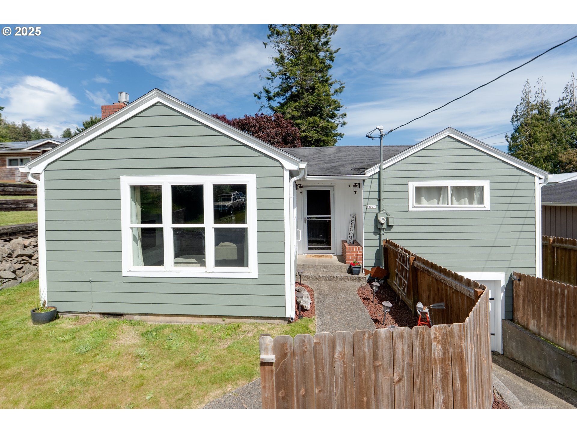 1858 5th Street Astoria, OR 97103 - Photo 4 of 27