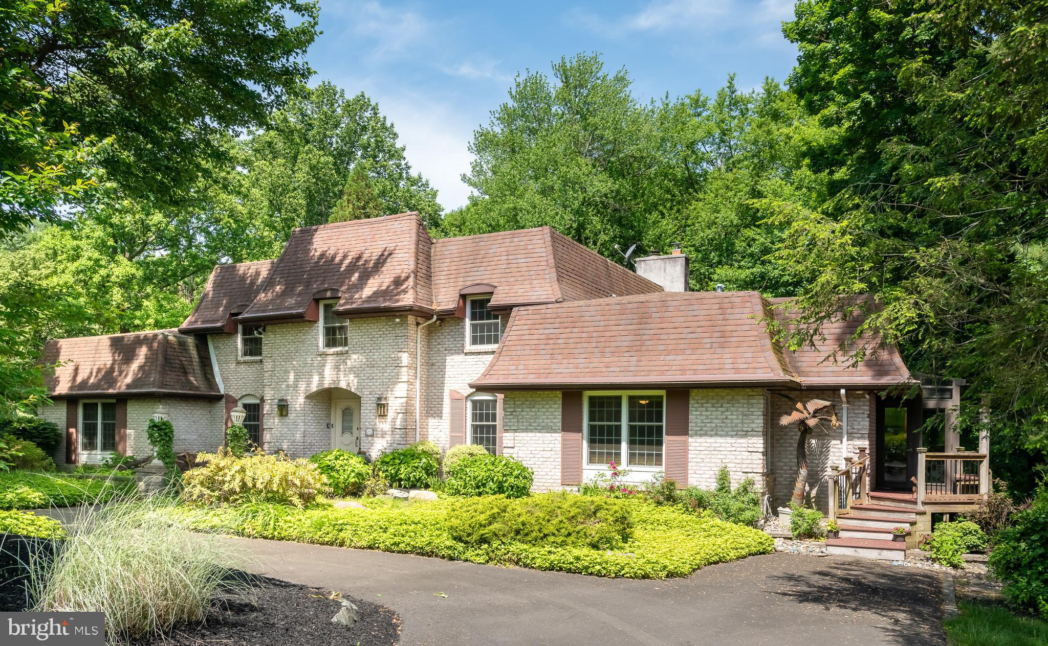 Driveway to front of house