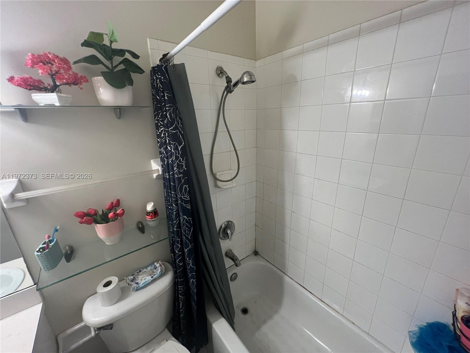 45 Southwest 14th Terrace Homestead, FL 33030 - Photo 37 of 40 a bathroom with a sink vanity mirror and tub