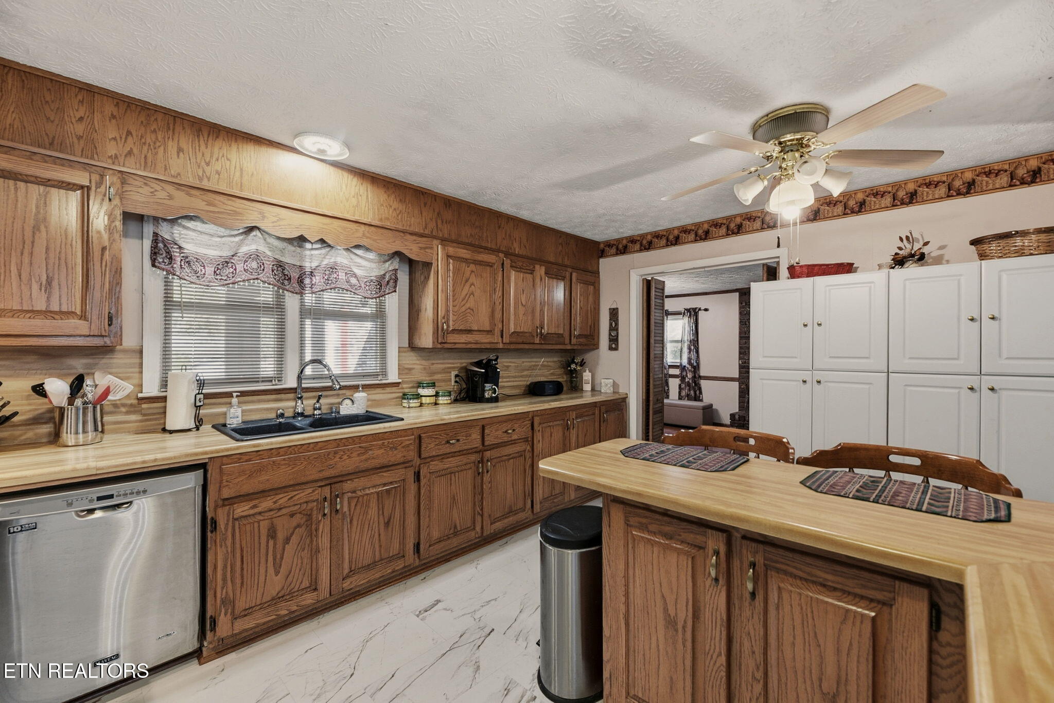 421 Hicks Circle Clinton, TN 37716 - Photo 13 of 38 13-web-or-mls-Hicks421 (62)