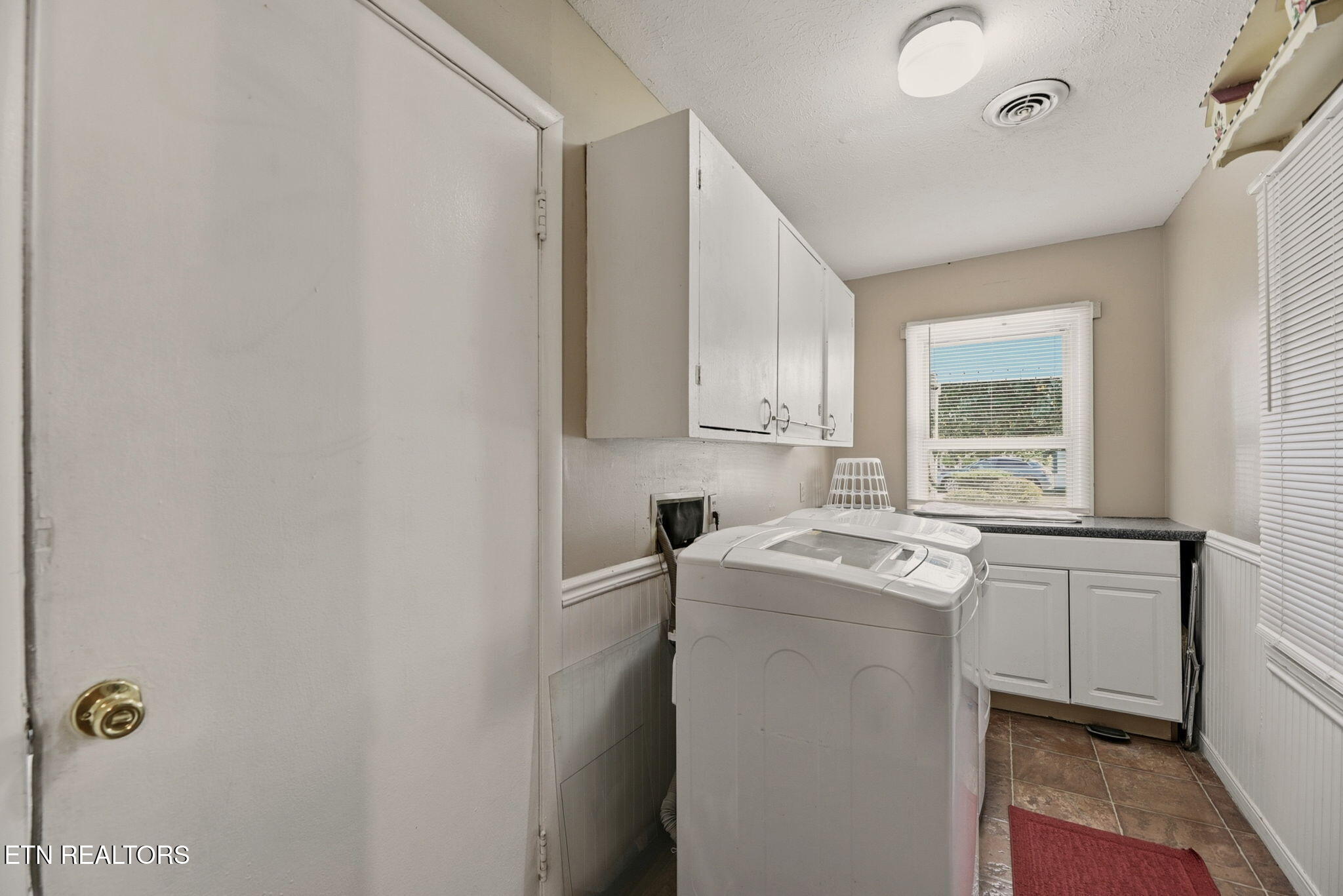 421 Hicks Circle Clinton, TN 37716 - Photo 14 of 38 14-web-or-mls-Hicks421 (65)