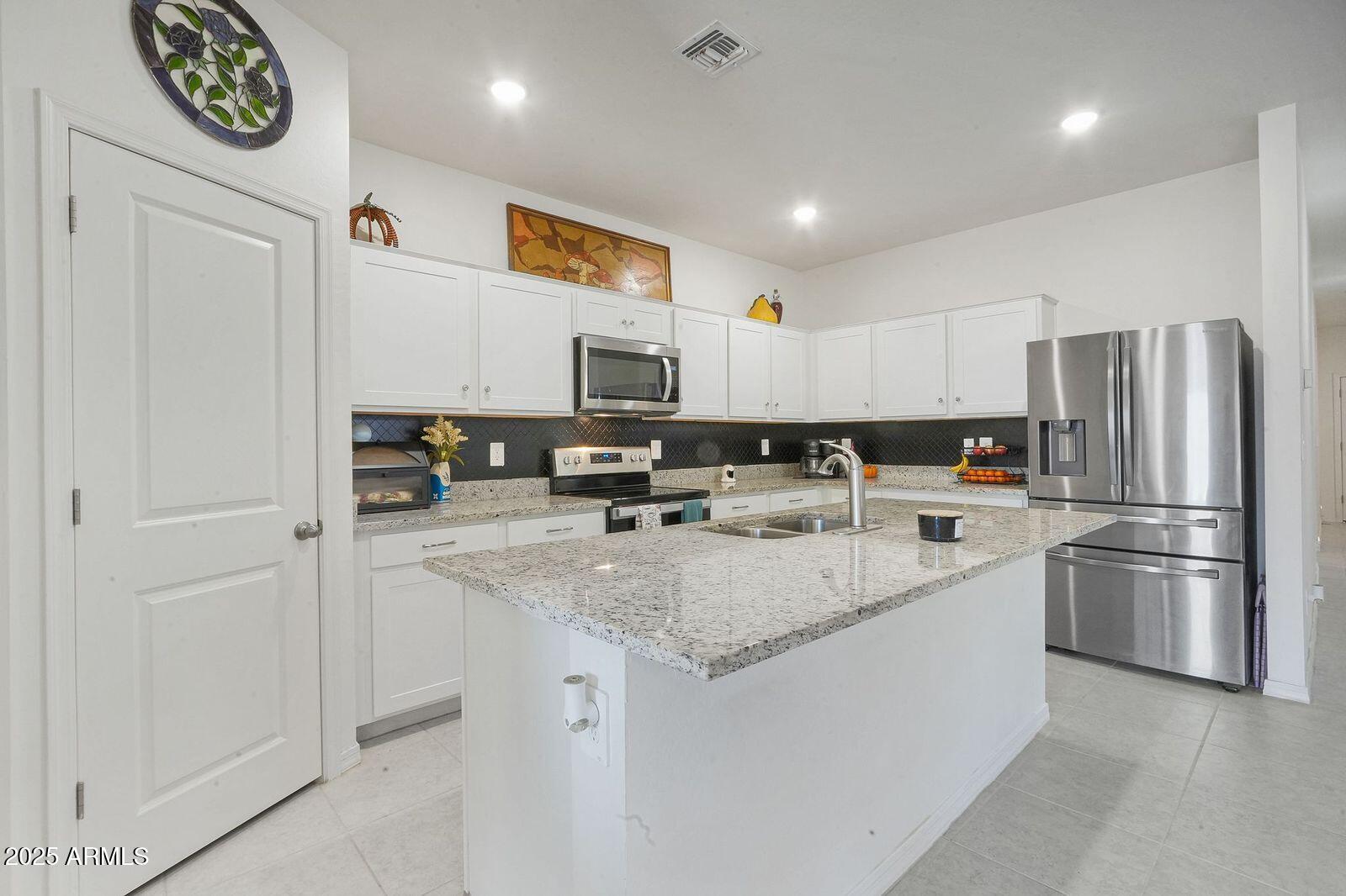 5613 East Hera Road Florence, AZ 85132 - Photo 3 of 16 Kitchen