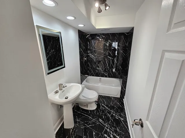 $599,800 | 6007 North Sheridan Road, Unit 17DF, Chicago, IL 60660