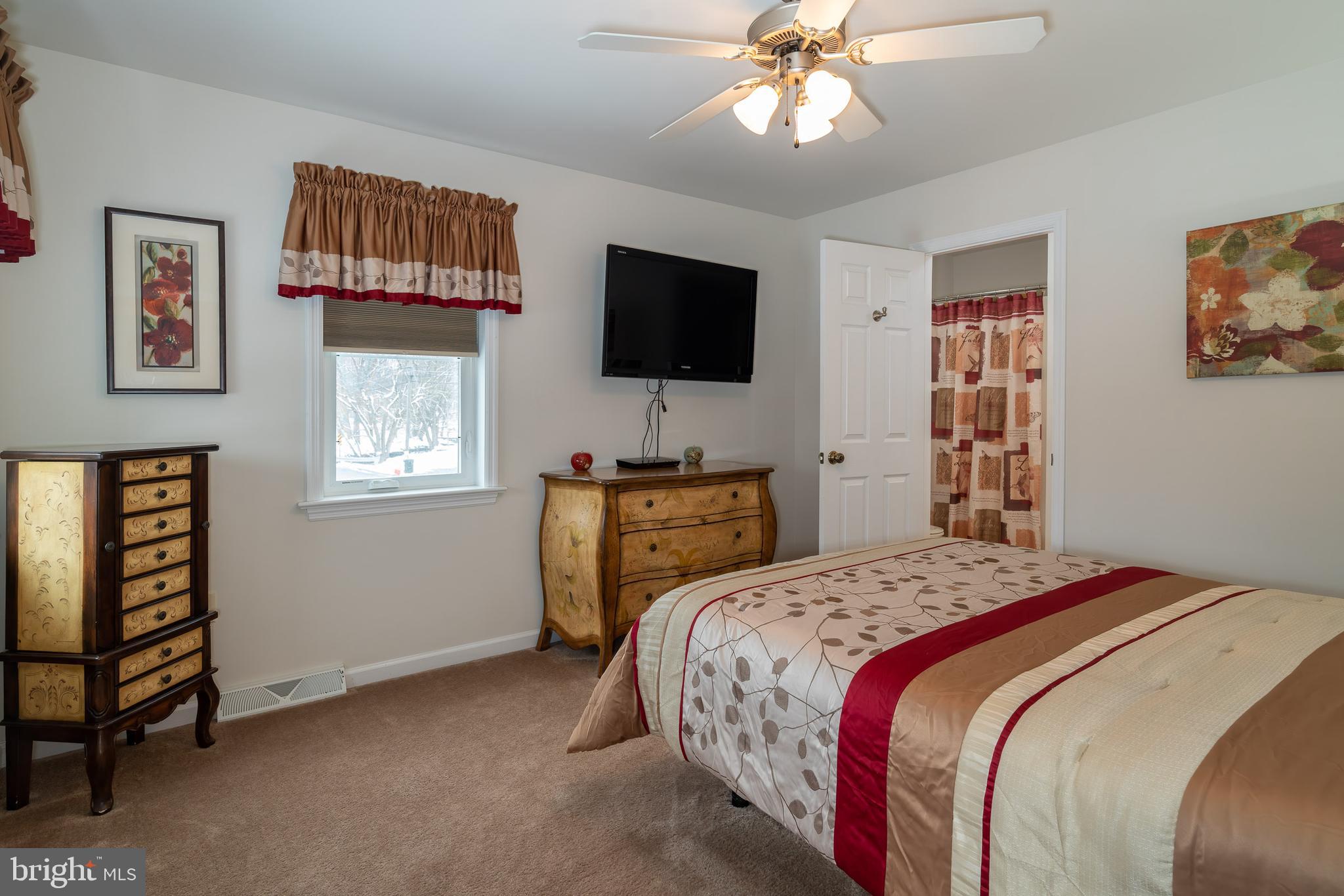 28 A Lititz Run Road Lititz, PA 17543 - Photo 19 of 29 Primary bedroom with walk-in closet & private bath