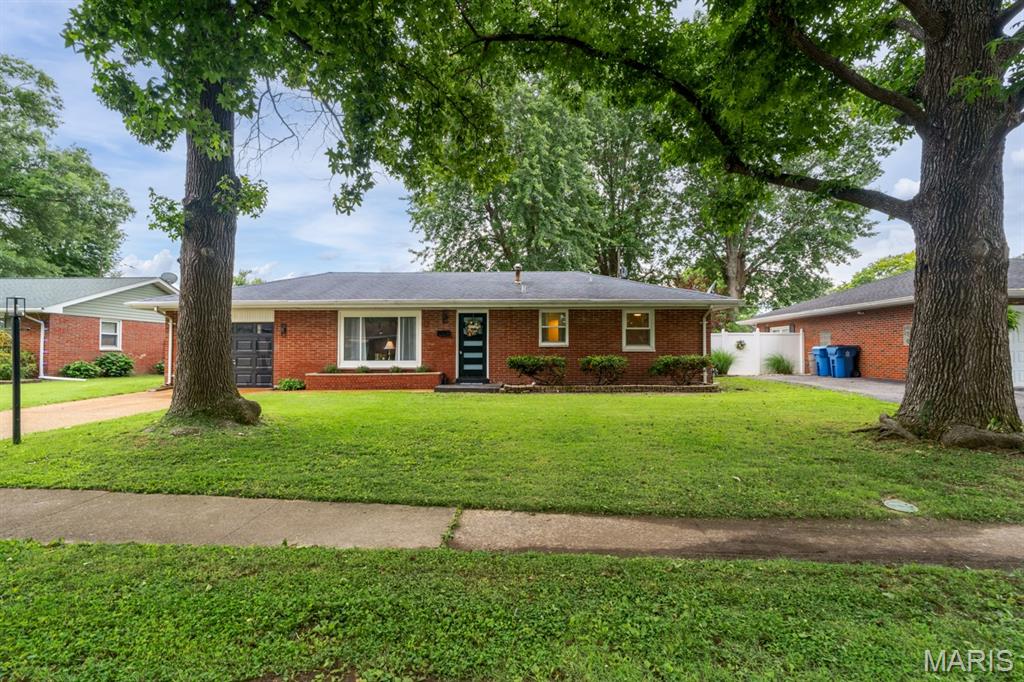 41 Riviera Drive Granite City, IL 62040 - Photo 1 of 33
