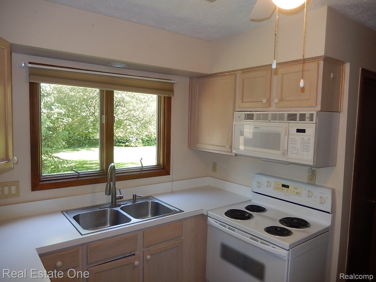 415 Woodstone Road, Unit 32 Waterford, MI 48327 - Photo 5 of 26 Kitchen View 1.JPG