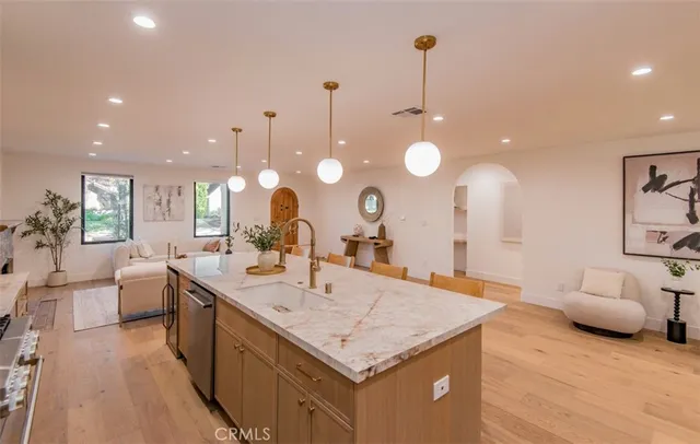 a large kitchen with kitchen island a island in it