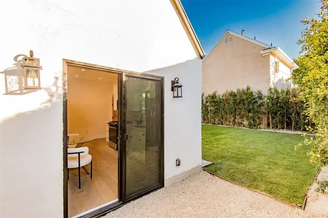 a view of a backyard