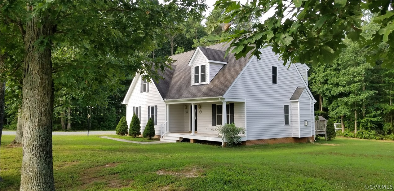 17175 Coatesville Road Beaverdam, VA 23015 - Photo 3 of 16 a front view of a house with a garden
