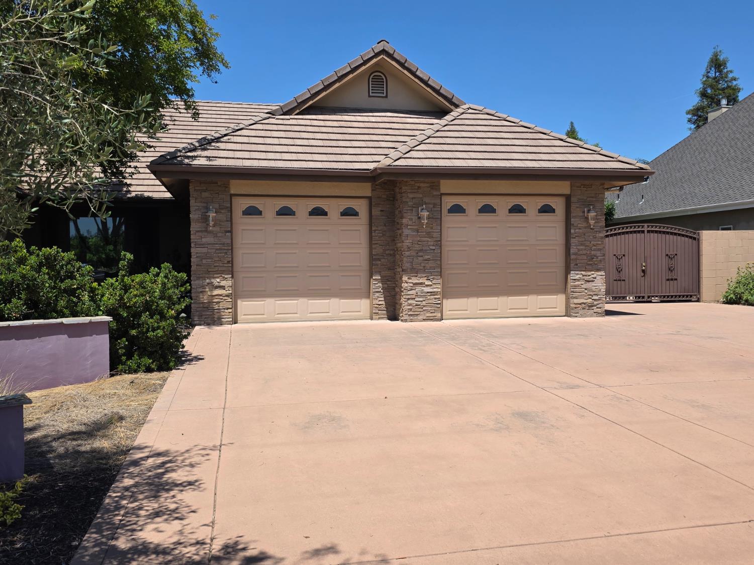 1072 Rorden Avenue Selma, CA 93662 - Photo 2 of 40 a front view of a house with a yard