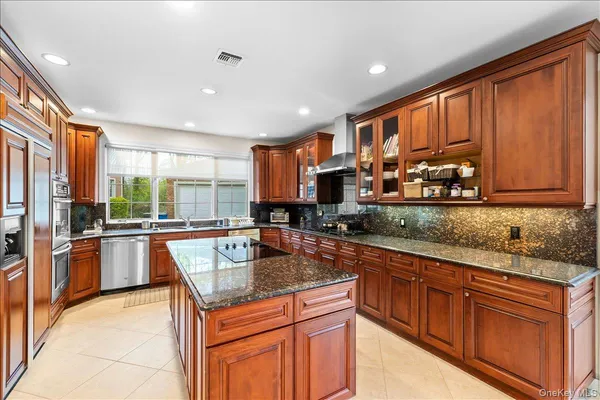 $2,988,000 | 8 Wesey Court, Great Neck, NY 11024