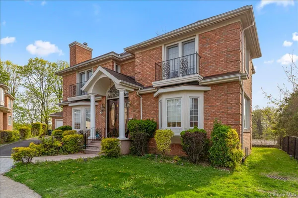 $2,988,000 | 8 Wesey Court, Great Neck, NY 11024
