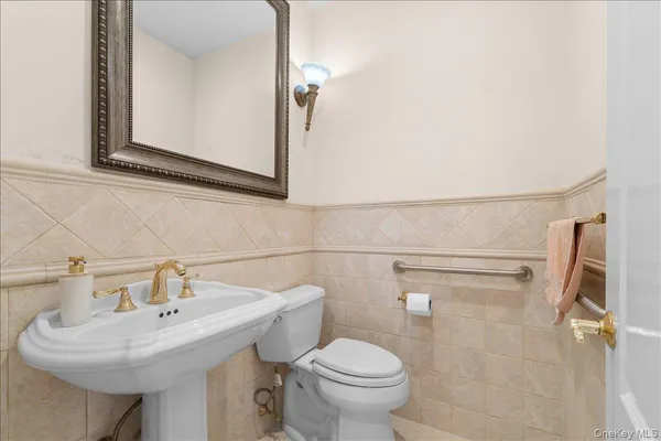 $2,988,000 | 8 Wesey Court, Great Neck, NY 11024