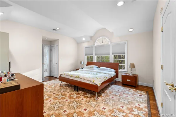 $2,988,000 | 8 Wesey Court, Great Neck, NY 11024