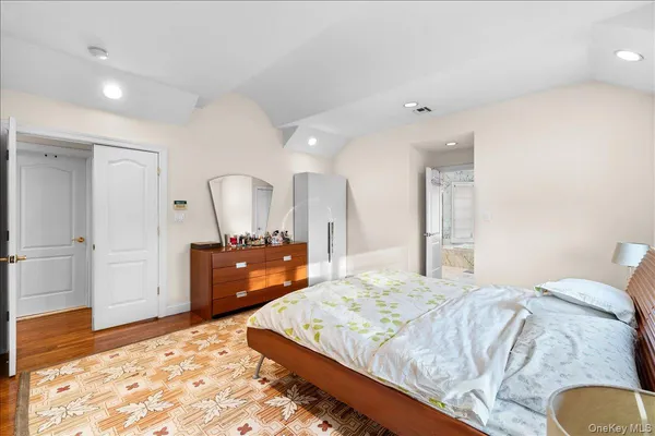 $2,988,000 | 8 Wesey Court, Great Neck, NY 11024