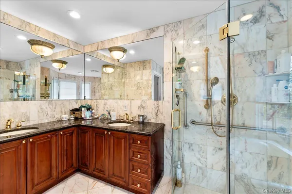 $2,988,000 | 8 Wesey Court, Great Neck, NY 11024