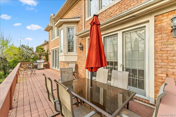 $2,988,000 | 8 Wesey Court, Great Neck, NY 11024