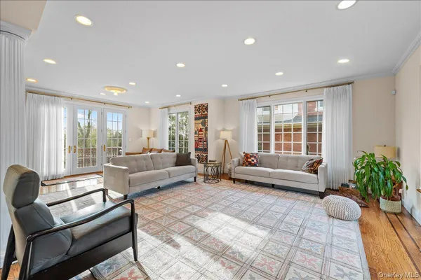 $2,988,000 | 8 Wesey Court, Great Neck, NY 11024