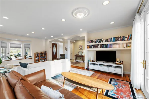 $2,988,000 | 8 Wesey Court, Great Neck, NY 11024