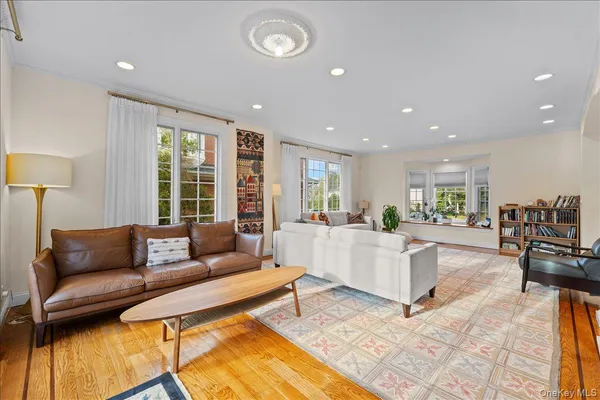 $2,988,000 | 8 Wesey Court, Great Neck, NY 11024