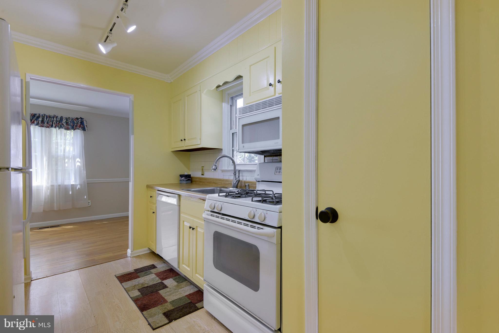 20601 Top Ridge Drive Boyds, MD 20841 - Photo 8 of 26 a kitchen with a stove and a refrigerator