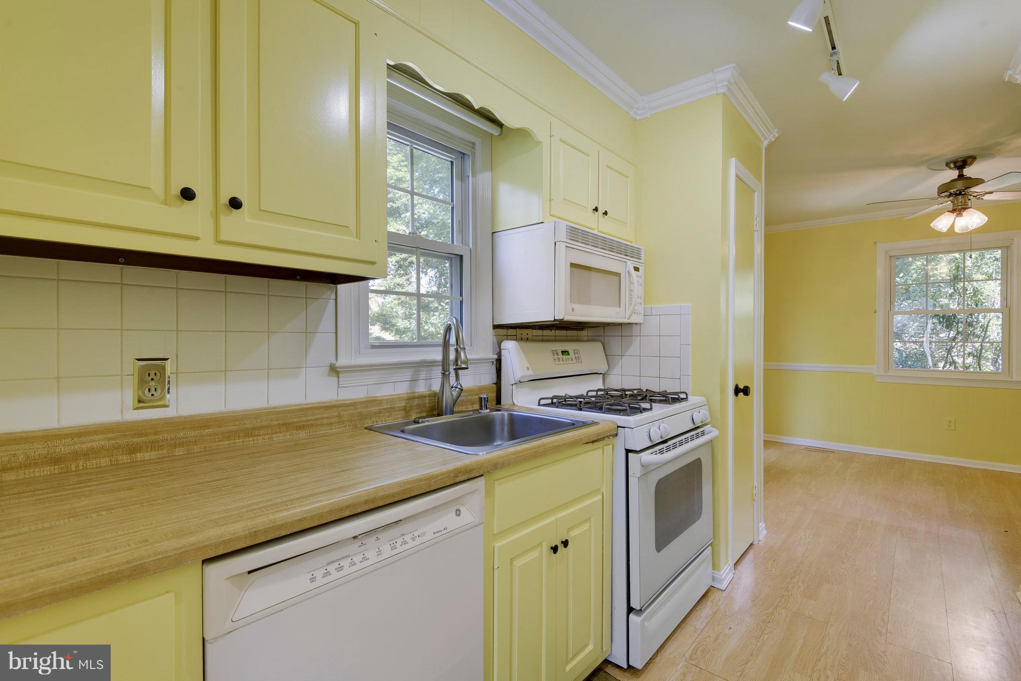20601 Top Ridge Drive Boyds, MD 20841 - Photo 9 of 26 a kitchen with a sink stove and cabinets