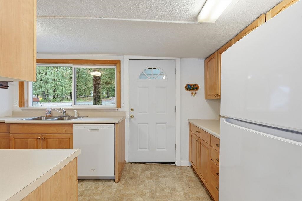 40390 Sunnyside Beach Road Loon Lake, WA 99148 - Photo 5 of 43