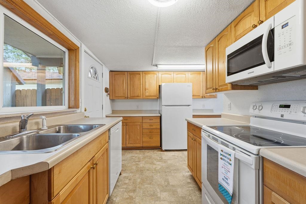 40390 Sunnyside Beach Road Loon Lake, WA 99148 - Photo 8 of 43