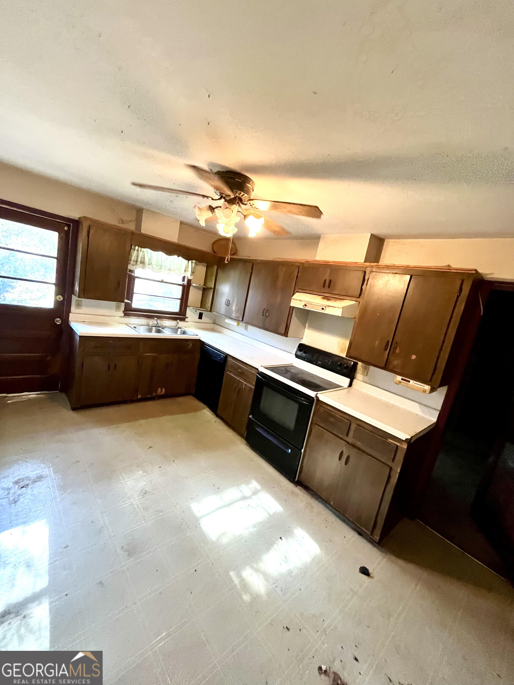 980 Grandma Branch Road Grantville, GA 30220 - Photo 11 of 33 a view of kitchen and wooden floor