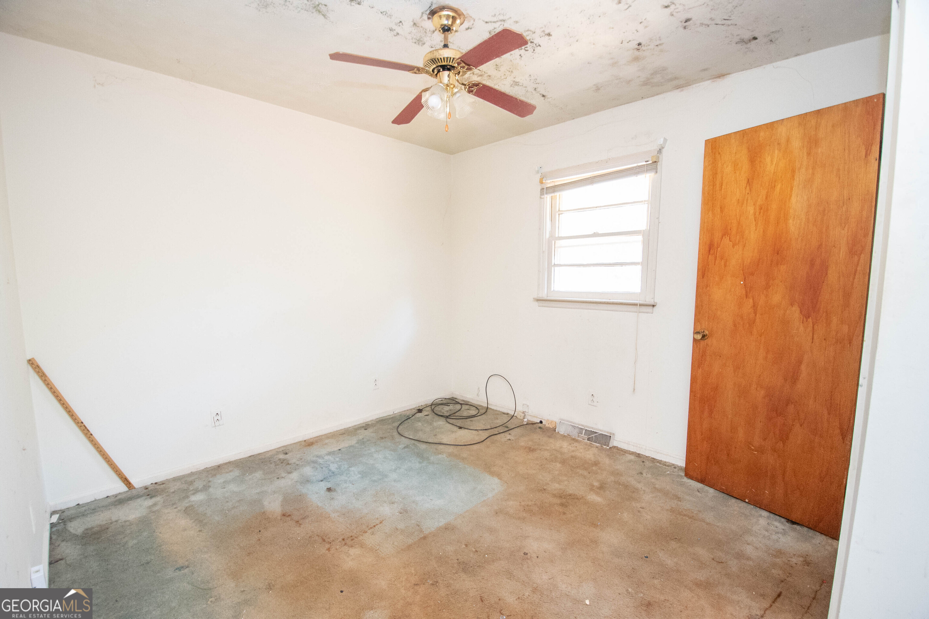 980 Grandma Branch Road Grantville, GA 30220 - Photo 15 of 33 an empty room with a window and a ceiling fan