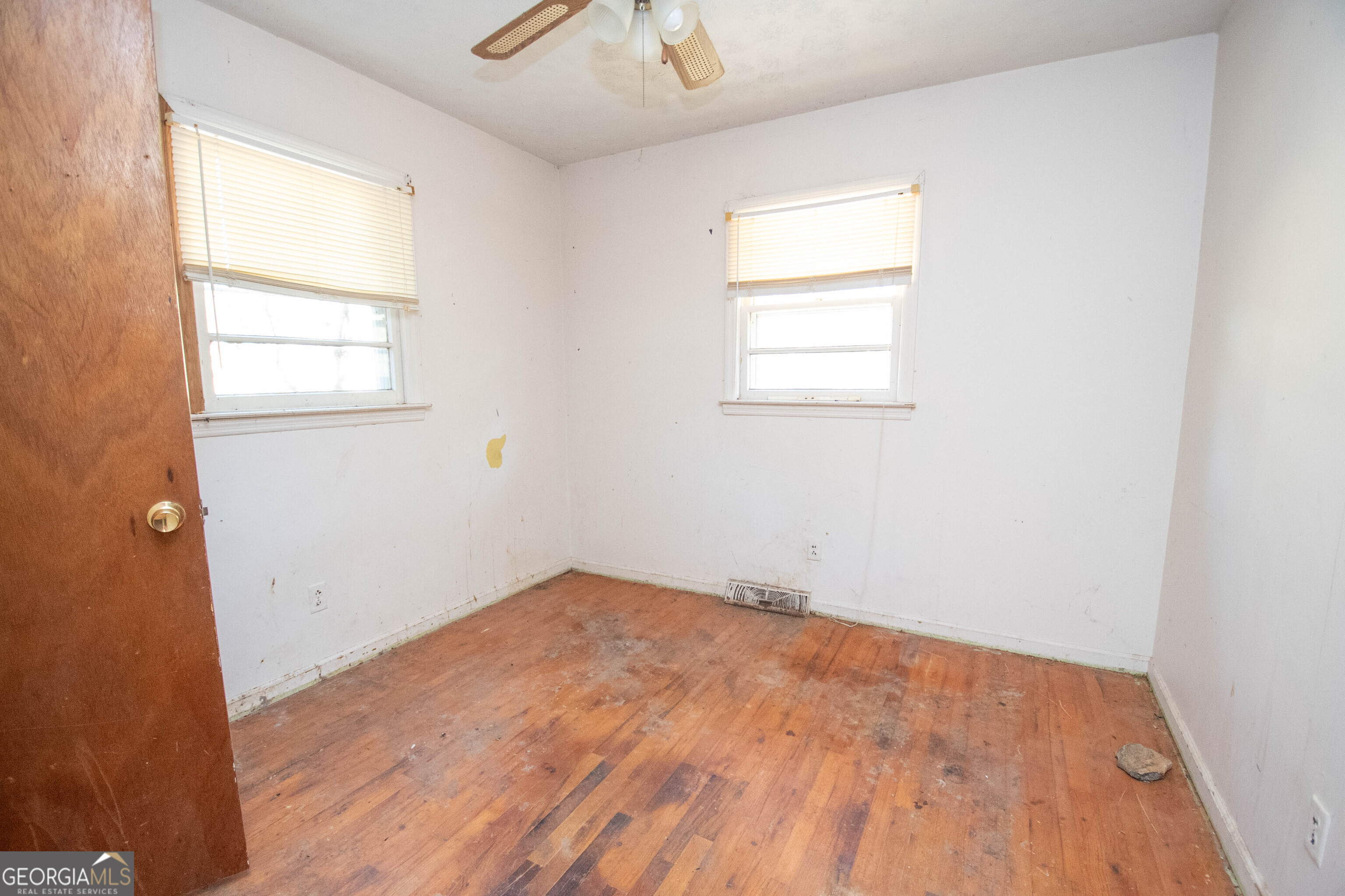 980 Grandma Branch Road Grantville, GA 30220 - Photo 17 of 33 an empty room with a window