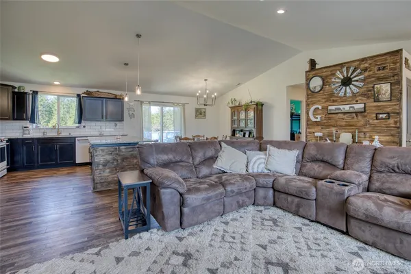 $549,000 | 280 West Newberry Lane, Elma, WA 98541