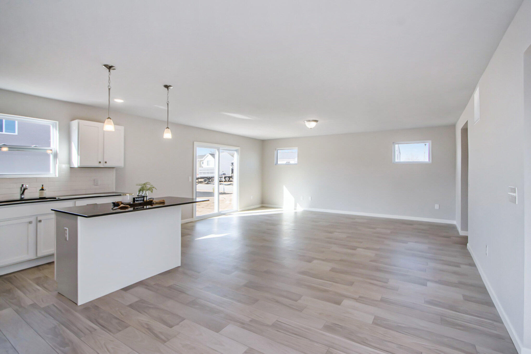 608 Arizona Boulevard Three Rivers, MI 49093 - Photo 4 of 53 2-CCF036-i1910-Great Room2