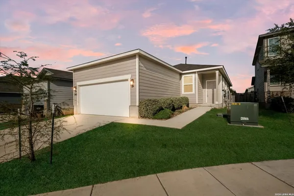 $1,695 | 13015 Kathleen Street, St. Hedwig, TX 78152