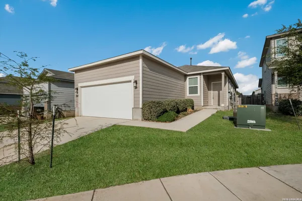 $1,695 | 13015 Kathleen Street, St. Hedwig, TX 78152