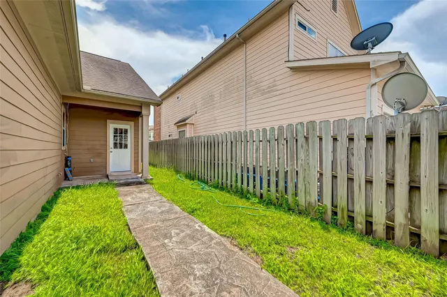 a view of back yard of the house