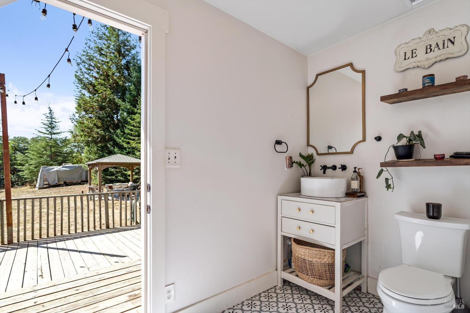 8061 Elphick Road Sebastopol, CA 95472 - Photo 14 of 40 a bathroom with a sink toilet and a bathtub
