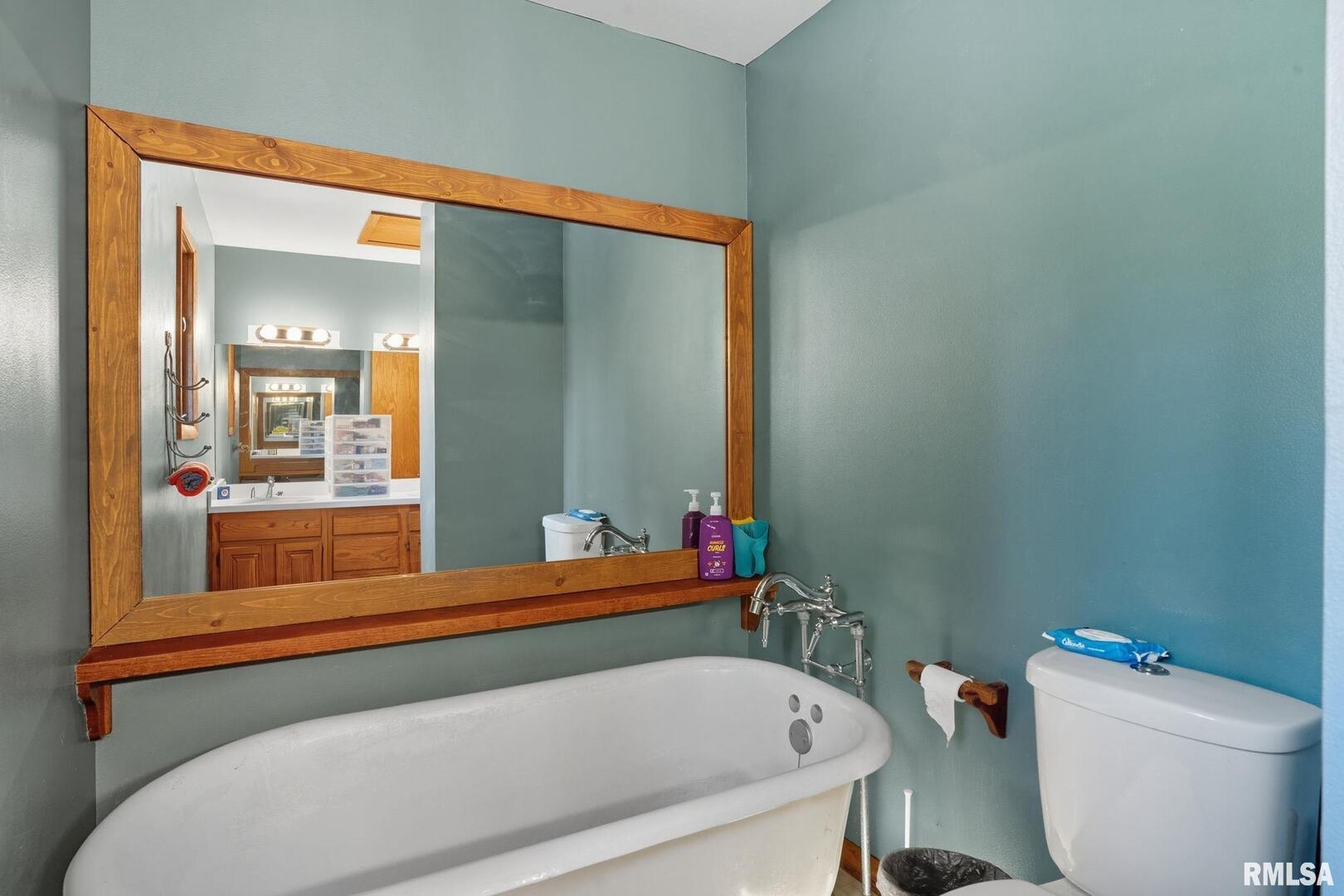 8039 Hazel Road Morrison, IL 61270 - Photo 17 of 39 a bathroom with a bathtub and a toilet