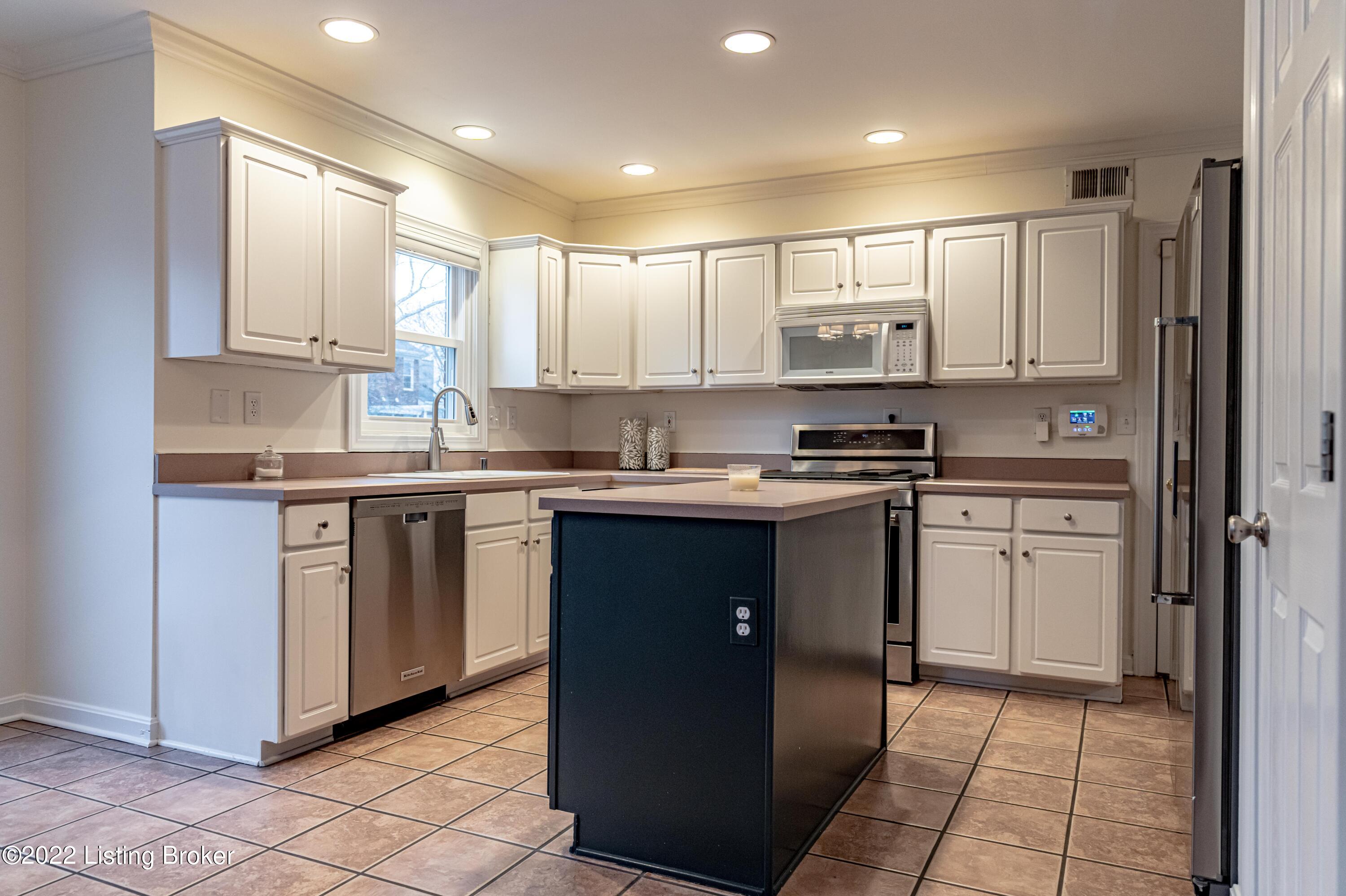 10529 Edgewater Road Louisville, KY 40223 - Photo 15 of 55 DSC00018