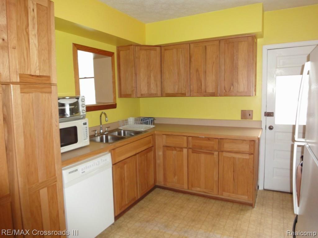 43112 Harris Road Belleville, MI 48111 - Photo 7 of 12 DSC01087.jpg