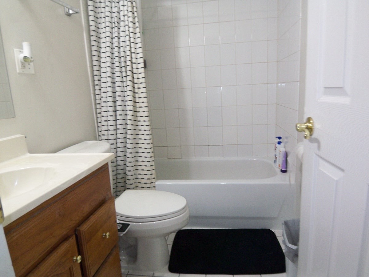 1500 Busse Road, Unit 2D Mount Prospect, IL 60056 - Photo 13 of 18 a bathroom with a toilet a sink and bathtub