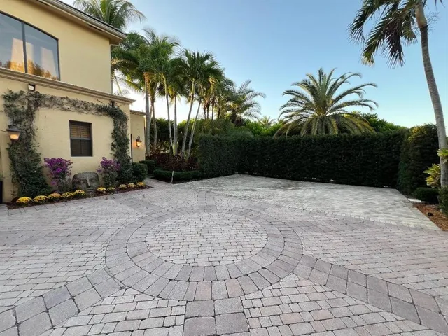 a view of entryway of a house