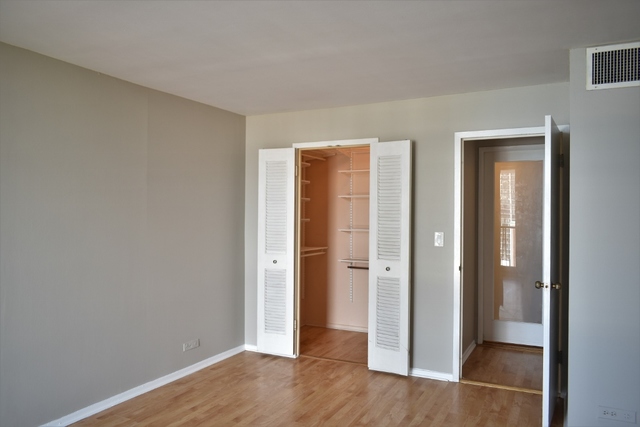 5855 North Sheridan Road, Unit 19H Chicago, IL 60660 - Photo 3 of 23