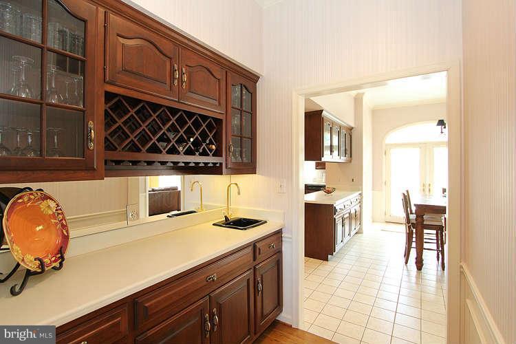 21030 Woodfield Road Gaithersburg, MD 20882 - Photo 7 of 30 Butler's Pantry